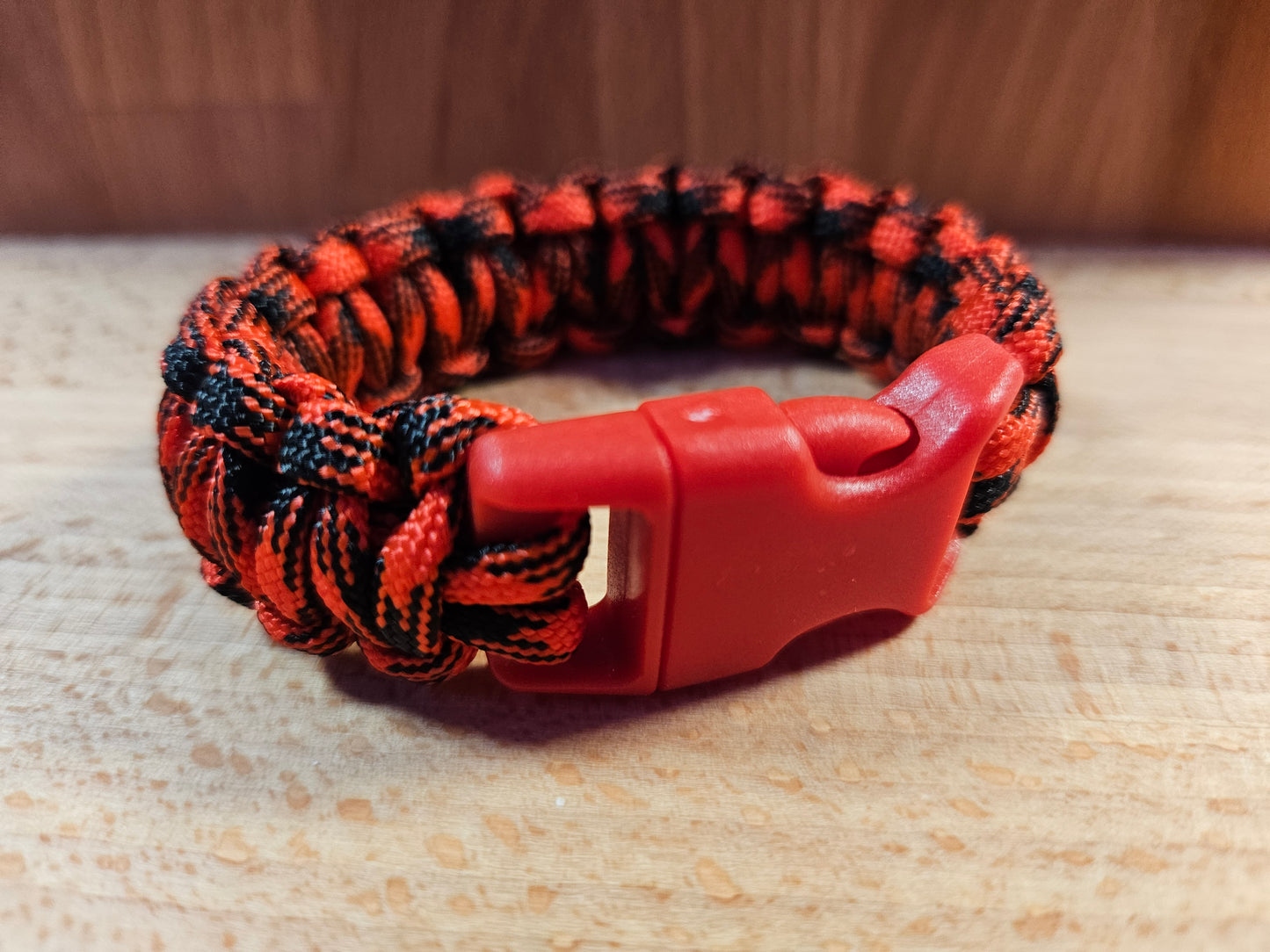 Handmade 550 Paracord Bracelet - Mini Buckle - Red\Black Camo